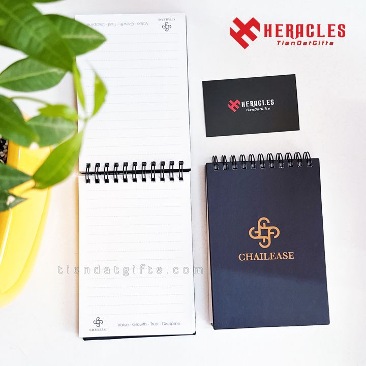 Mẫu sổ tay A6 in logo Chailease được sản xuất trực tiếp tại xưởng chuyên nghiệp làm quà tặng doanh nghiệp cao cấp với thiết kế lò xo vô cùng bền đẹp.