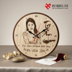 Đồng hồ gỗ quà tặng cô giáo chủ nhiệm cuối cấp in khắc logo lớp và tên học sinh tạo nên món quà kỷ niệm độc nhất vô nhị cho ngày ra trường xúc động nhất.
