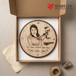 Sản phẩm đồng hồ gỗ quà tri ân cô giáo khắc hình ảnh và lời chúc theo yêu cầu riêng giúp gửi gắm thông điệp biết ơn sâu sắc đến người lái đò tận tụy nhất.