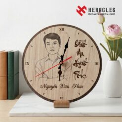 Đồng hồ gỗ để bàn làm quà sinh nhật đồng nghiệp nữ và nam cực kỳ độc đáo với dịch vụ khắc tên cá nhân hóa tạo nên món quà lưu niệm tặng đồng nghiệp cao cấp.