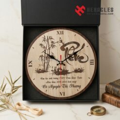 Mẫu quà tặng đồng hồ gỗ cho thầy giáo về hưu có in thông điệp cảm ơn sâu sắc về công lao dạy dỗ và truyền cảm hứng cho nhiều thế hệ học sinh Việt Nam.