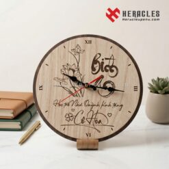 Đồng hồ gỗ quà tặng giáo viên ý nghĩa với thông điệp tri ân sâu sắc là lựa chọn hàng đầu cho các dịp lễ 20/11 hoặc ngày họp lớp đầy những kỷ niệm xưa.