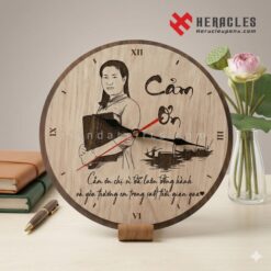 Mẫu đồng hồ gỗ quà lưu niệm tặng thầy cô có thiết kế độc đáo dùng trang trí bàn làm việc hoặc không gian sống thêm phần ấm cúng và sang trọng lịch sự.