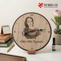 Đồng hồ gỗ quà tặng cô giáo chủ nhiệm cuối cấp là món quà lưu niệm xúc động thể hiện tình cảm chân thành của tập thể lớp dành cho người mẹ thứ hai.