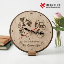 Sản phẩm đồng hồ gỗ quà tri ân cô giáo được chế tác thủ công tỉ mỉ với thông điệp ý nghĩa khắc sâu trên mặt gỗ mang lại giá trị kỷ niệm vô cùng lớn lao.