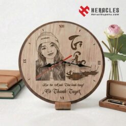 Đồng hồ gỗ quà tặng cô giáo cuối năm khắc tên theo yêu cầu là món quà tri ân tinh tế giúp lưu giữ những kỷ niệm đẹp nhất của tình nghĩa thầy trò cao quý.