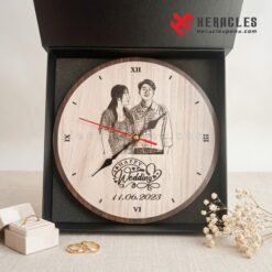 Đồng hồ gỗ quà tặng cưới – Món quà lưu giữ yêu thương theo năm tháng 35 Đồng hồ gỗ để bàn tròn Heracles khắc chân dung và chữ Happy Wedding làm quà tặng đám cưới kỷ niệm ngày cưới ý nghĩa thiết kế tinh xảo theo yêu cầu cá nhân.