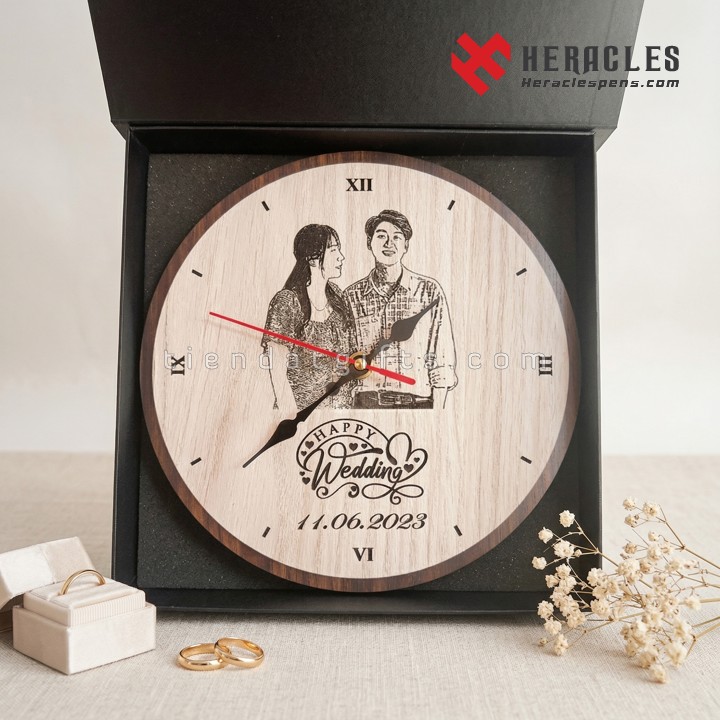Mẫu đồng hồ gỗ để bàn khắc hình ảnh quà tặng đám cưới cao cấp thương hiệu Heracles Đồng hồ gỗ để bàn tròn Heracles khắc chân dung và chữ Happy Wedding làm quà tặng đám cưới kỷ niệm ngày cưới ý nghĩa thiết kế tinh xảo theo yêu cầu cá nhân.