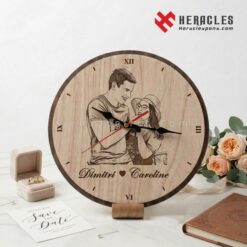Đồng hồ gỗ để bàn khắc hình ảnh và tên Dimitri Caroline làm quà tặng đám cưới ý nghĩa cho người nước ngoài thiết kế cá nhân hóa sang trọng bền đẹp.