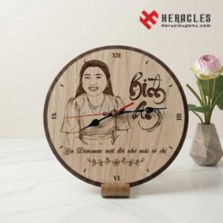 Mẫu quà lưu niệm tặng thầy cô bằng đồng hồ gỗ khắc chân dung nghệ thuật là món quà tặng giáo viên ý nghĩa nhất dành cho những dịp lễ kỷ niệm đặc biệt nhất.