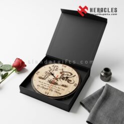 Quà tặng thầy giáo lễ ra trường là chiếc đồng hồ gỗ để bàn khắc tên và niên khóa giúp lưu giữ ký ức đẹp đẽ của tuổi học trò dưới mái trường thân thương.