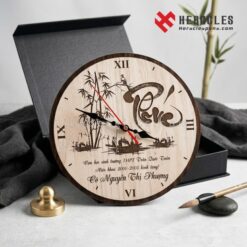 Sản phẩm đồng hồ gỗ quà tri ân cô giáo thiết kế sang trọng khắc tên riêng biệt tạo nên điểm nhấn độc đáo cho món quà lưu niệm tặng người truyền chữ.