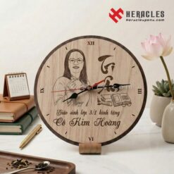 Đồng hồ gỗ quà tặng cô giáo chủ nhiệm cuối cấp khắc hình tập thể lớp 12 vô cùng ý nghĩa dùng làm kỷ niệm chương lưu giữ thanh xuân tươi đẹp của học sinh.