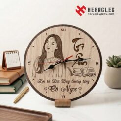 Mẫu đồng hồ gỗ quà tặng cô giáo cuối năm khắc lời chúc tri ân tinh xảo là lựa chọn hoàn hảo thay lời cảm ơn sâu sắc dành tặng người lái đò tận tụy nhất.