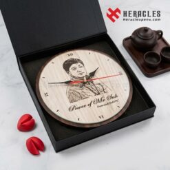 Thiết kế đồng hồ gỗ quà tặng thầy giáo in hình ảnh tập thể lớp 20/11 sang trọng và bền bỉ giúp tô điểm không gian sống và lưu lại dấu ấn kỷ niệm xưa.
