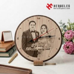 Đồng hồ gỗ quà tặng cưới – Món quà lưu giữ yêu thương theo năm tháng 28 Đồng hồ gỗ quà tặng cưới kết hợp lịch vạn niên là món quà đa năng vô cùng tiện dụng giúp cặp đôi quản lý thời gian và sắp xếp cuộc sống gia đình nhỏ.