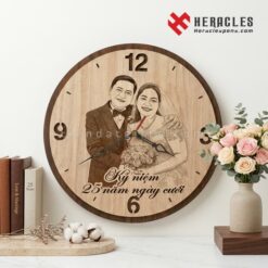 Đồng hồ gỗ quà tặng cưới – Món quà lưu giữ yêu thương theo năm tháng 2 Mẫu đồng hồ gỗ quà tặng cưới in hình trực tiếp lên mặt gỗ bằng công nghệ UV hiện đại giữ màu sắc tươi sáng và bền bỉ theo thời gian sử dụng lâu dài.