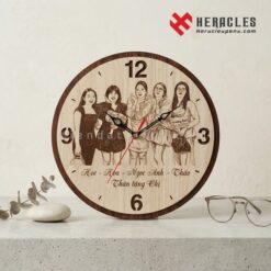 Hình ảnh thực tế đồng hồ gỗ quà tặng cưới tại cửa hàng với chất lượng gỗ thật 100% đảm bảo độ bền và tính thẩm mỹ cao nhất cho quý khách hàng lựa chọn.