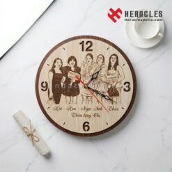 Đồng hồ gỗ quà tặng cưới phối màu hiện đại phù hợp với mọi không gian nội thất từ phòng khách đến phòng ngủ tạo nên sự hài hòa và sang trọng bậc nhất.