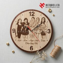 Đồng hồ gỗ quà tặng cưới – Món quà lưu giữ yêu thương theo năm tháng 15 Cận cảnh đường nét khắc laser trên đồng hồ gỗ quà tặng cưới vô cùng sắc nét và bền màu giúp lưu giữ những lời chúc yêu thương của bạn mãi mãi bền lâu.