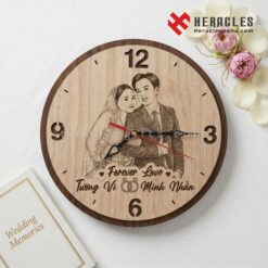 Đồng hồ gỗ để bàn trang trí quà tặng cưới tinh tế là lựa chọn tuyệt vời để gửi gắm tình cảm và sự trân trọng dành cho đôi lứa trong ngày lễ thành hôn.