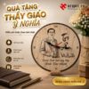 Mẫu đồng hồ gỗ quà tặng thầy giáo khắc chân dung chân thực cùng lời tri ân ý nghĩa giúp lưu giữ kỷ niệm thầy trò bền vững và sâu sắc nhất theo thời gian.