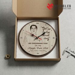 Quà tri ân đồng nghiệp bằng đồng hồ gỗ khắc tên sắc nét dùng làm quà tặng cá nhân hóa cao cấp giúp lưu lại dấu ấn riêng biệt cho người nhận quà tặng này.