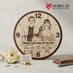 Đồng hồ gỗ quà tri ân ba mẹ khắc hình ảnh kỷ niệm ngày cưới ngọt ngào vô cùng tinh tế, quà tặng cao cấp đi kèm sổ tay khắc tên của Heracles Pens.