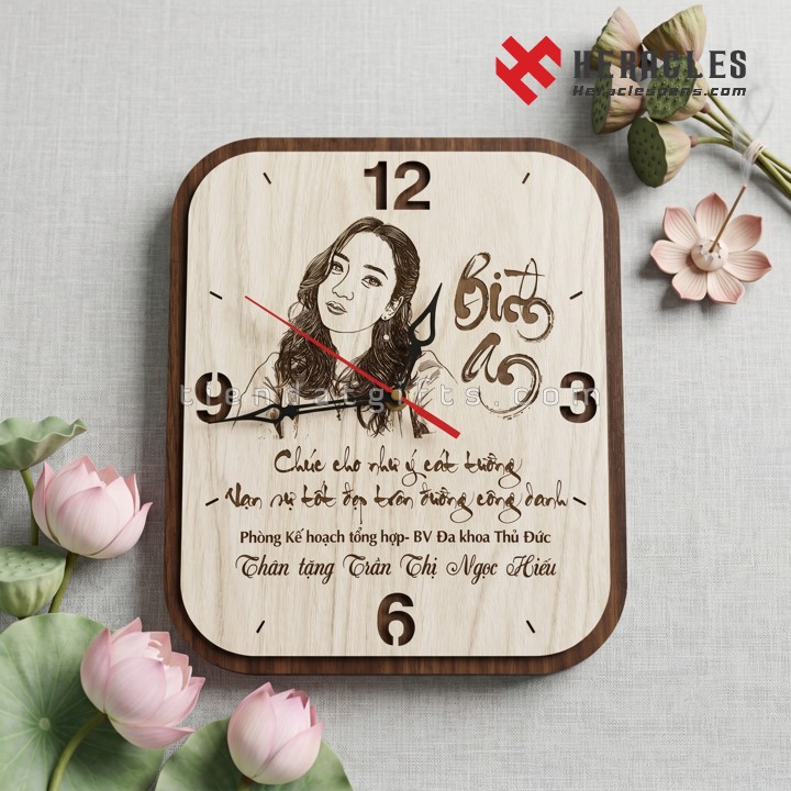 Xưởng làm đồng hồ gỗ quà tặng phụ nữ khắc hình theo yêu cầu lấy nhanh giá tốt Xưởng sản xuất đồng hồ gỗ quà tặng phụ nữ khắc hình theo yêu cầu giá rẻ, dịch vụ khắc laser chữ và hình ảnh lên gỗ làm quà tặng 20-10 ý nghĩa.