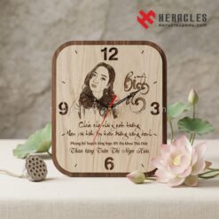 Đồng Hồ Gỗ Quà Tặng Phụ Nữ Khắc Hình Theo Yêu Cầu 1 Hình ảnh mẫu đồng hồ gỗ quà tặng phụ nữ khắc hình theo yêu cầu tinh tế, món quà tặng cá nhân hóa độc đáo tôn vinh phái đẹp vào ngày Quốc tế Phụ nữ.