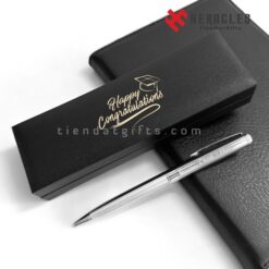 Cận cảnh chiếc bút khắc tên kim loại Heracles 004B màu đen óng ánh đặt trong hộp quà tặng lót nhung sang trọng làm quà tri ân thầy cô và tặng sếp.